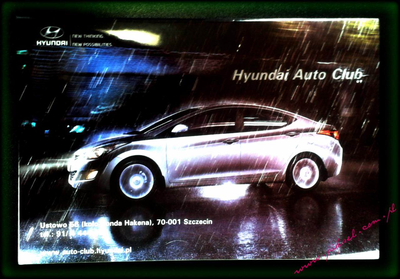 Plakat Hyundai Auto Club: srebrny samochód w deszczu, dynamiczne oświetlenie, adres w Szczecinie. Nowoczesny design, efekt mokrej nawierzchni.