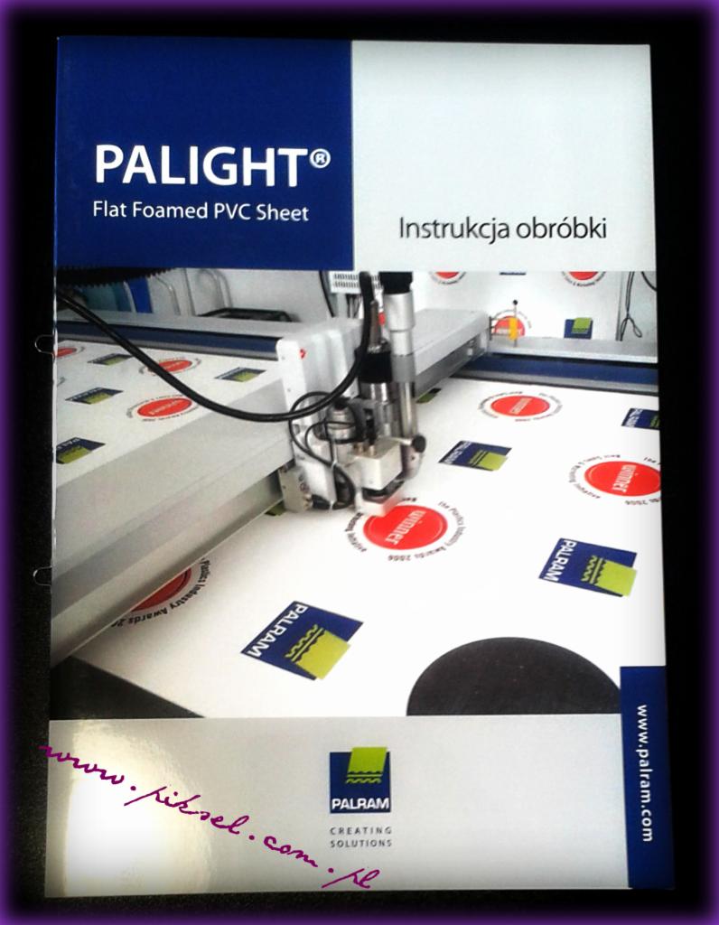 Plotter frezujący PALIGHT tnie arkusz PVC z nadrukowanymi logotypami Palram i Winner. Widoczny napis: Instrukcja obróbki, www.palram.com, www.piksel.com.ke.