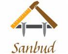 Logo firmy Sanbud z motywem budowlanym: stylizowany dach z miarki i młotka, podtrzymywany przez dwa gwoździe. Nazwa firmy w kolorze brązowym, pisana ozdobną czcionką.