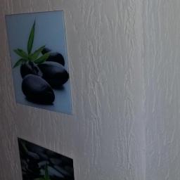 Loukas - Ściana z fakturą i trzy kwadratowe obrazy z motywem kamieni zen i bambusa, ułożone pionowo. Obrazy mają różne kąty nachylenia.