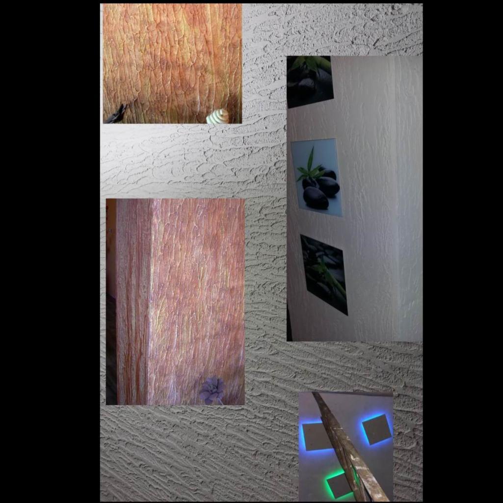 Dekoracyjna ściana z różnymi fakturami i elementami ozdobnymi, w tym imitacja drewna i podświetlane kwadraty. Różnorodność materiałów i technik wykończeniowych.