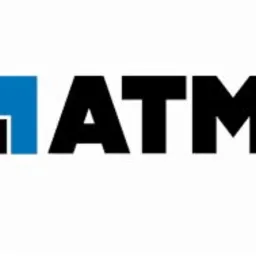 Logo ATM z niebieskim kwadratem po lewej stronie i czarnym napisem. Prosta, nowoczesna typografia na białym tle. Identyfikacja wizualna firmy.