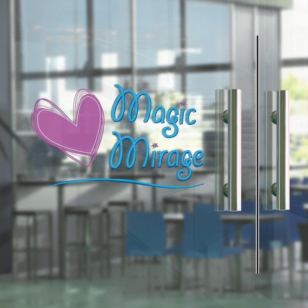 Grafika z logo firmy 'Magic Mirage' naklejona na szklanych drzwiach wejściowych do biura, widok z zewnątrz.