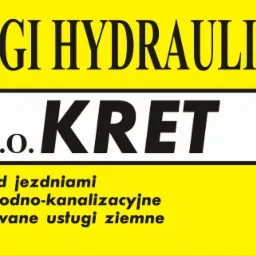Żółty baner reklamowy Z.U.O. KRET z hydraulicznymi usługami, przeciskami pod jezdniami, przyłączami wodno-kanalizacyjnymi i usługami ziemnymi. Grafika koparki.