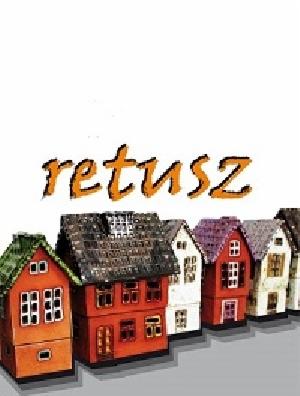 Rząd kolorowych, miniaturowych domków z napisem 'retusz' u góry. Każdy domek ma inny kolor dachu i elewacji, tworząc wesołą kompozycję.