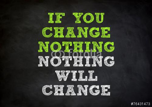 Tablica z napisem: 'IF YOU CHANGE NOTHING NOTHING WILL CHANGE', gdzie część słów jest zielona, a część biała. Efekt kredy na tablicy.