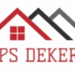 Logo firmy dekarskiej PS DEKER z trzema stylizowanymi dachami w kolorach czerwonym, czarnym i szarym oraz oknem w dachu czerwonym.