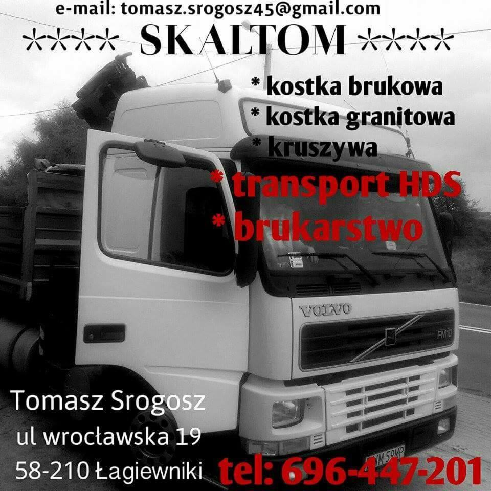 Czarno-białe zdjęcie ciężarówki Volvo FM10 z otwartymi drzwiami, z napisem SKALTOM, ofertą kostki brukowej, transportu HDS i brukarstwa oraz danymi kontaktowymi.