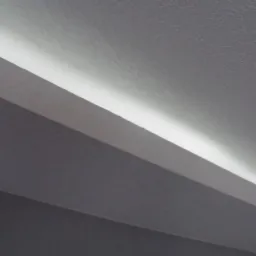 Fragment sufitu z podświetleniem LED, widoczne trzy poziomy sufitu i wąska linia światła LED, oświetlająca górny poziom, struktura powierzchni sufitu imitująca skórę.