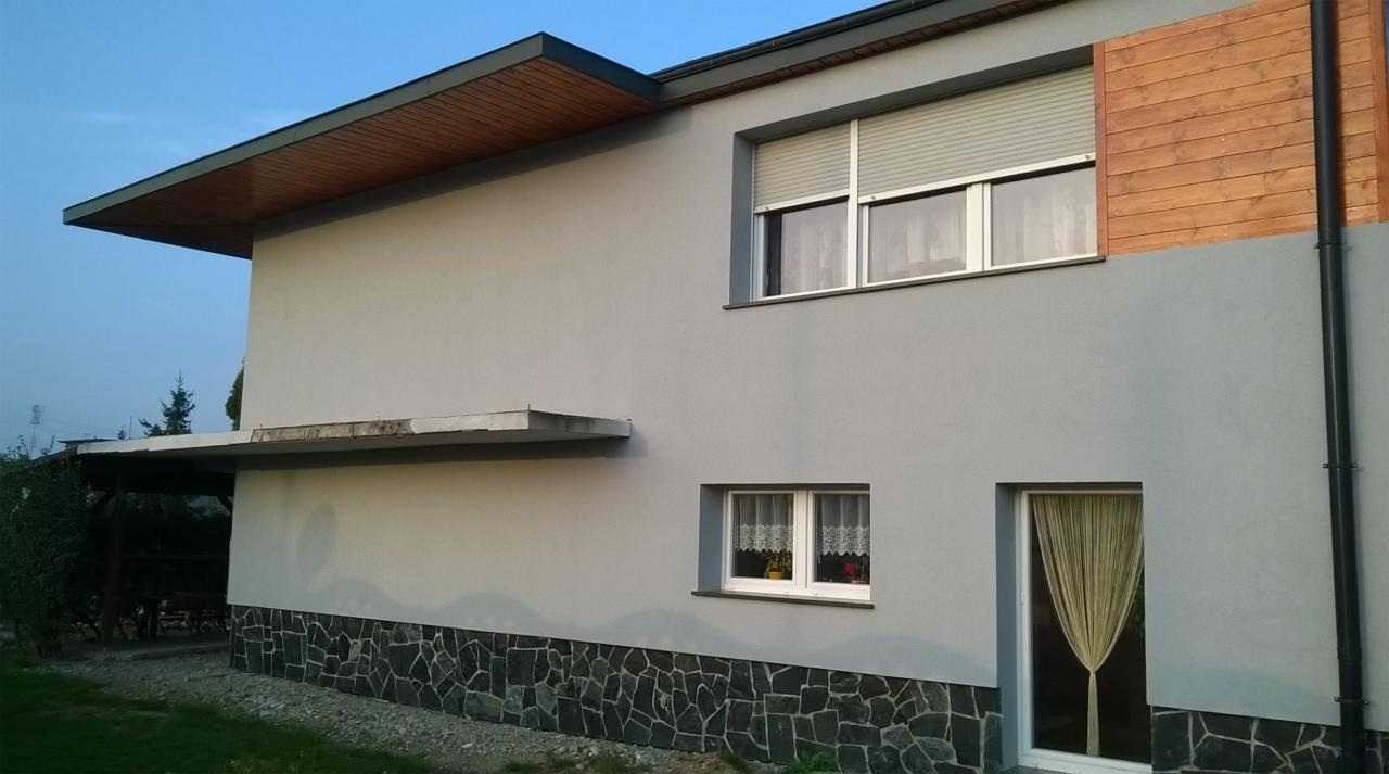 Elewacja z drewnem egzotycznym i kamieniem