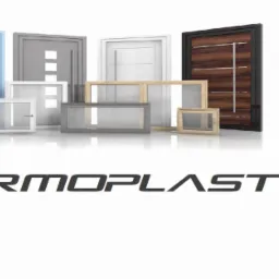 Wizualizacja ekspozycji różnych modeli okien i drzwi w studiu, z logo firmy Termoplast na pierwszym planie.