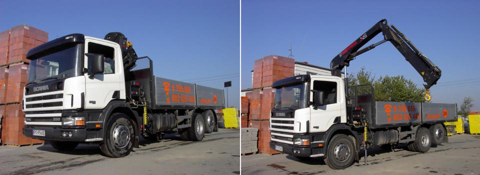 Dwa ujęcia białej ciężarówki Scania z dźwigiem HDS na tle błękitnego nieba i palet z cegłami. Na burcie pomarańczowe logo i numer telefonu.