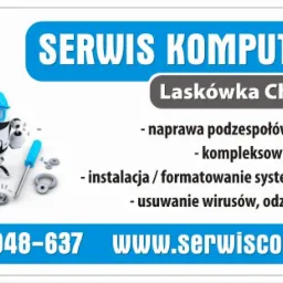 Grafika reklamowa serwisu komputerowego z robotem-mechanikiem, uszkodzonym laptopem i narzędziami. Naprawa podzespołów, serwis laptopów, instalacja systemów, odzyskiwanie danych.