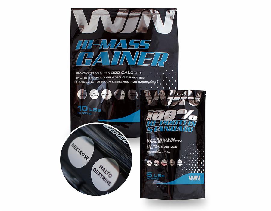 Dwa czarne, błyszczące worki foliowe z nadrukowanymi informacjami o odżywkach białkowych i węglowodanowych, w tym powiększenie składników: dekstrozy i maltodekstryny.