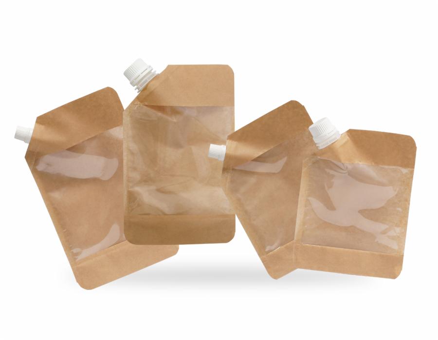 Cztery stojące, brązowe doypacki z przezroczystym okienkiem i białym korkiem na białym tle.