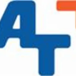 Niebieski logotyp A-T z pomarańczowym elementem graficznym w prawym górnym rogu.