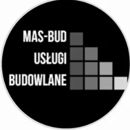 Okrągłe logo firmy MAS-BUD USŁUGI BUDOWLANE z grafiką stopniowanych szarych kwadratów na czarnym tle.