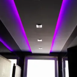 Sufit podwieszany z oświetleniem LED w kolorze fioletowym, widoczne wbudowane lampy punktowe i fragment okna.