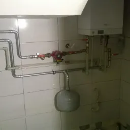 piec gazowy z podpientym kominkiem z plaszczem