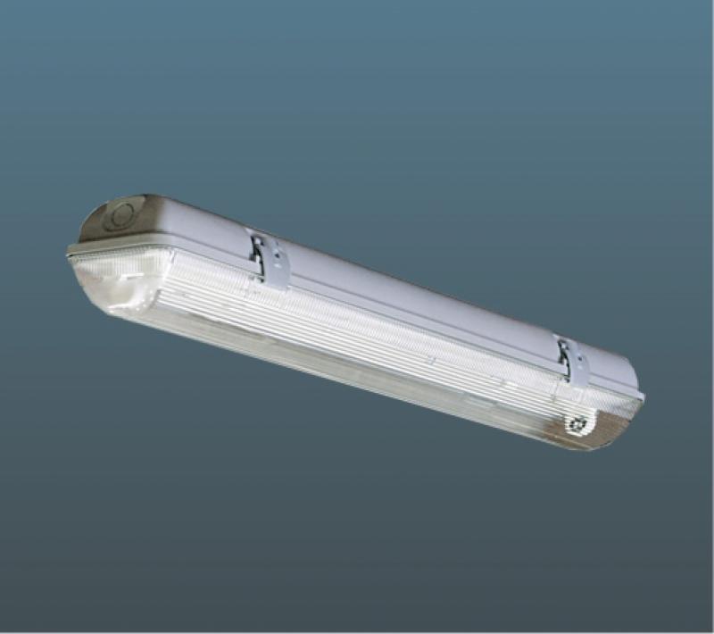 Podłużna lampa przemysłowa z przezroczystym kloszem i szarą obudową, mocowana na metalowych uchwytach, na jednolitym, ciemnym tle.