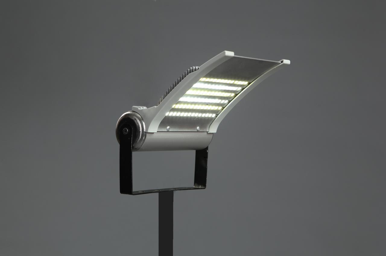 Lampa LED uliczna, biała obudowa, czarny uchwyt, intensywne światło. Nowoczesny design, oświetlenie zewnętrzne.