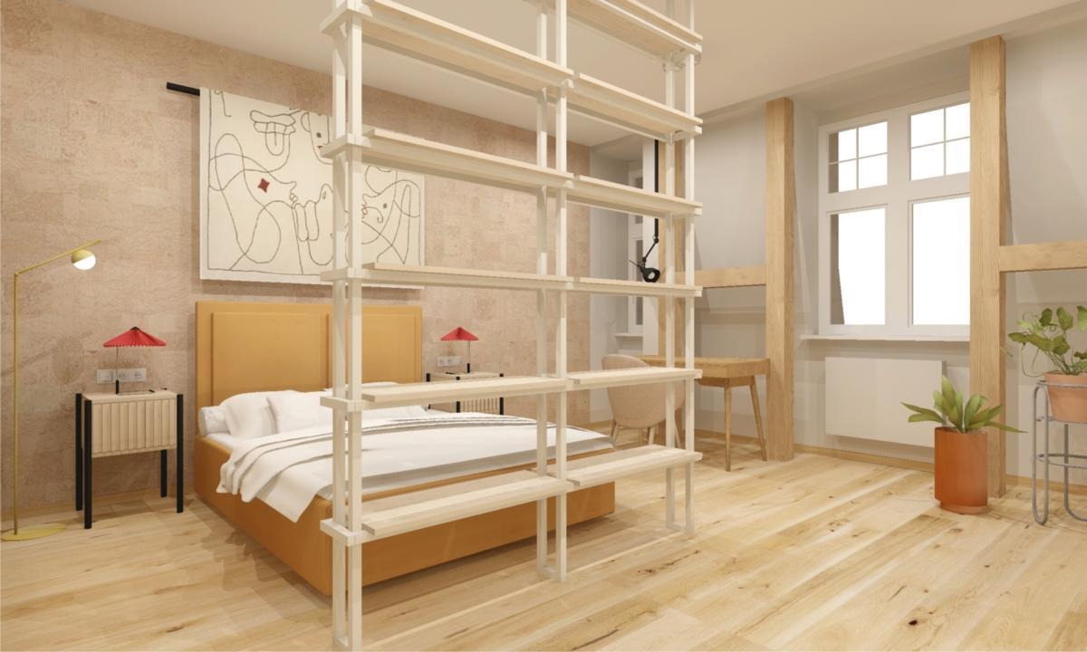 Jasna sypialnia z drewnianą podłogą, żółtym łóżkiem i regałem działowym z jasnego drewna, lampką nocną z czerwonym abażurem i abstrakcyjnym obrazem na ścianie.