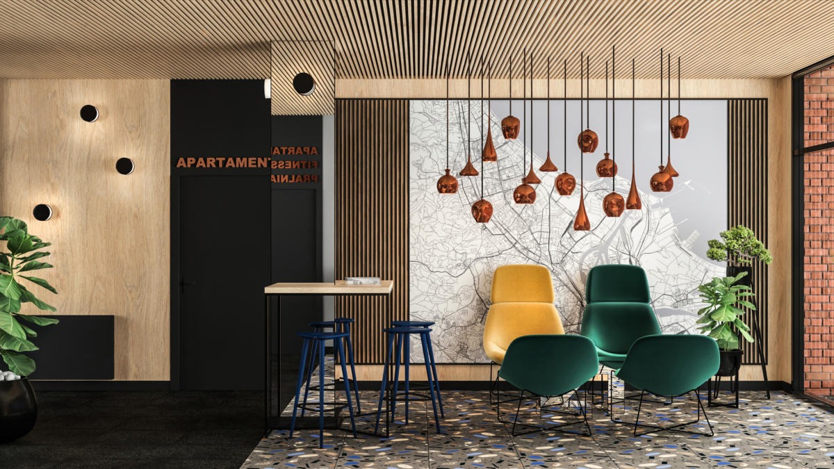 Wnętrze biura z drewnianymi panelami, wiszącymi lampami w kolorze miedzi, żółtym i zielonymi krzesłami oraz stołem barowym z niebieskimi stołkami, na ścianie mapa miasta.