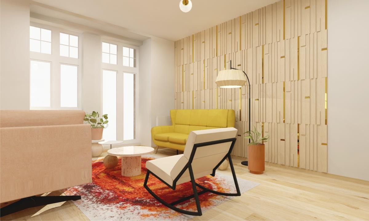 Wizualizacja jasnego salonu z żółtą sofą, beżowym fotelem bujanym na wzorzystym dywanie, dekoracyjną ścianą z drewnianych paneli z złotymi wstawkami i dużymi oknami.