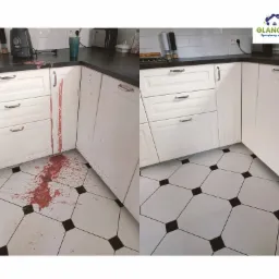 Kuchnia przed i po sprzątaniu: po lewej stronie widoczne rozlane plamy na białych szafkach i podłodze z czarno-białą szachownicą, po prawej stronie szafki i podłoga czyste, prezentujące efekt...