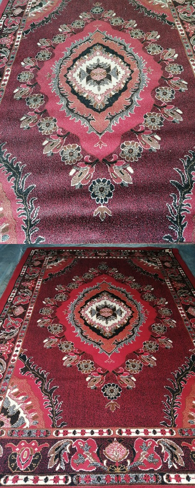 Czerwony dywan z orientalnym wzorem, widoczne dwa ujęcia tego samego dywanu z różnych perspektyw, ukazujące szczegóły wzoru i faktury materiału.