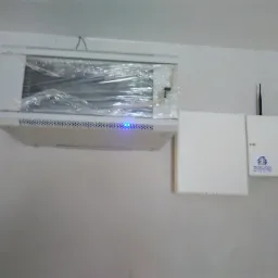 Zamontowana centrala alarmowa w obudowie z nieusuniętą folią ochronną, obok centralki dwa moduły, w tym jeden z anteną i czujnikiem ruchu.