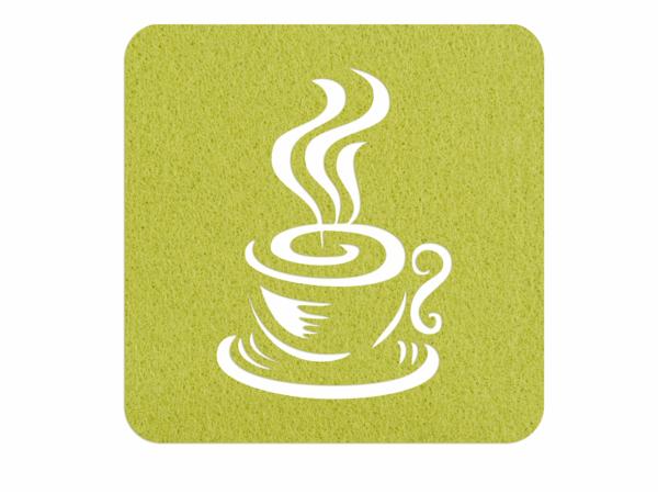 Grafika filcowej podkładki z białym wzorem filiżanki kawy i unoszącej się pary na oliwkowym tle. Subtelny detal.