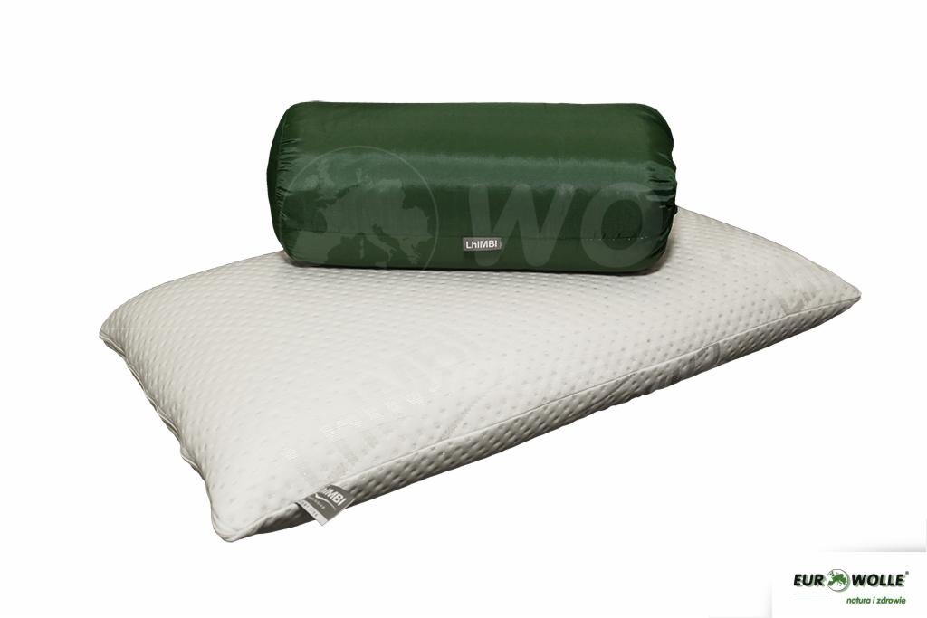 Biała poduszka z wytłaczanym wzorem i zielony wałek z logo LhMBI, leżące na białym tle. Produkt tekstylny z widocznym logo producenta EUR Wolle.
