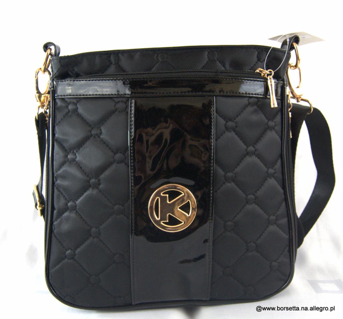 Czarna, pikowana torebka damska z błyszczącym panelem i złotym logo 'K' w Legionowie, zawieszona na pasku.