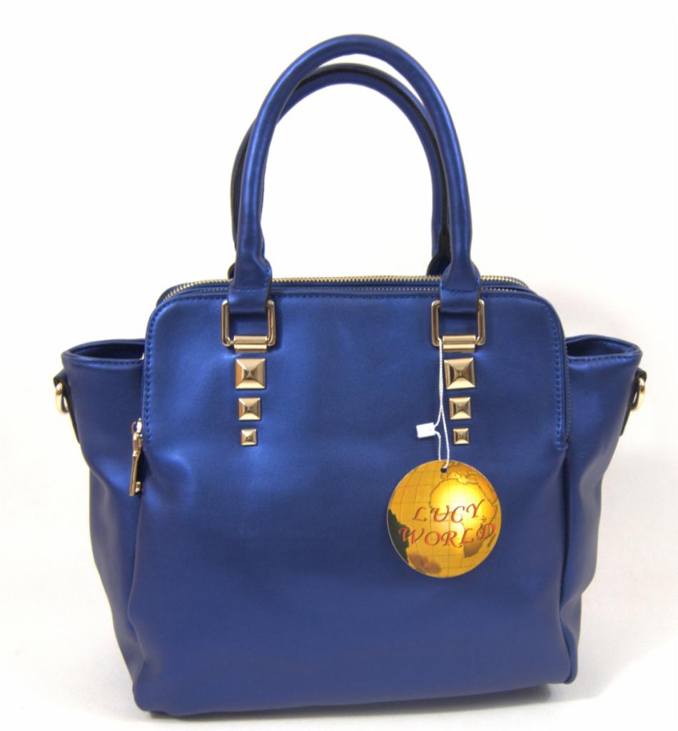 Błyszcząca, kobaltowa torebka z krótkimi uchwytami, ozdobiona złotymi piramidkami i okrągłą metką Lucy World.