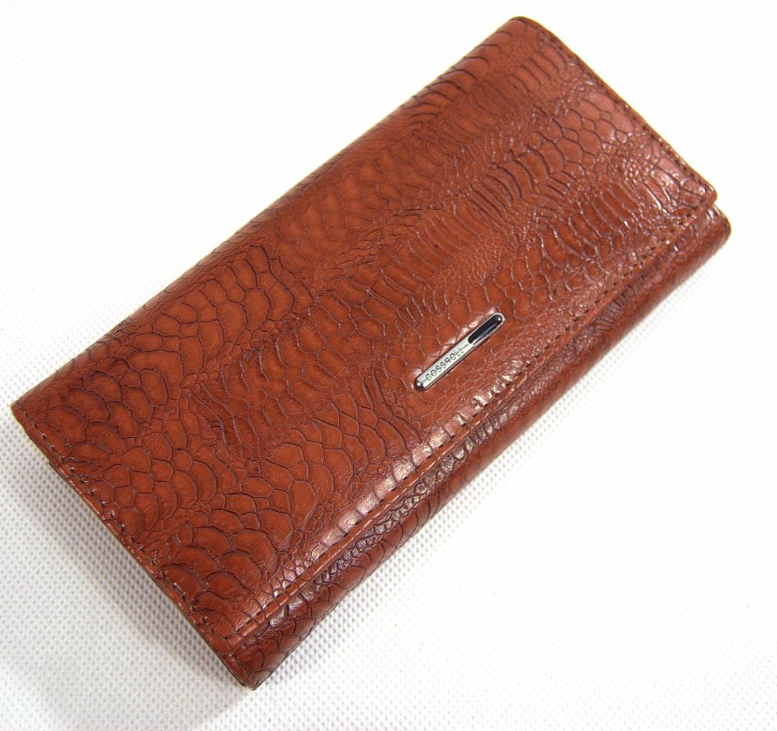 Brązowy portfel damski z fakturą skóry węża, z metalowym zapięciem i logo na białym tle, prezentowany pod kątem, bliski kadr.