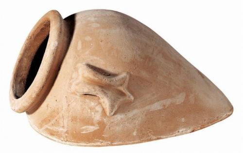 Glazowany, terakotowy element dekoracyjny w kształcie odwróconego stożka z otworem i wypukłą gwiazdą morską, na białym tle.