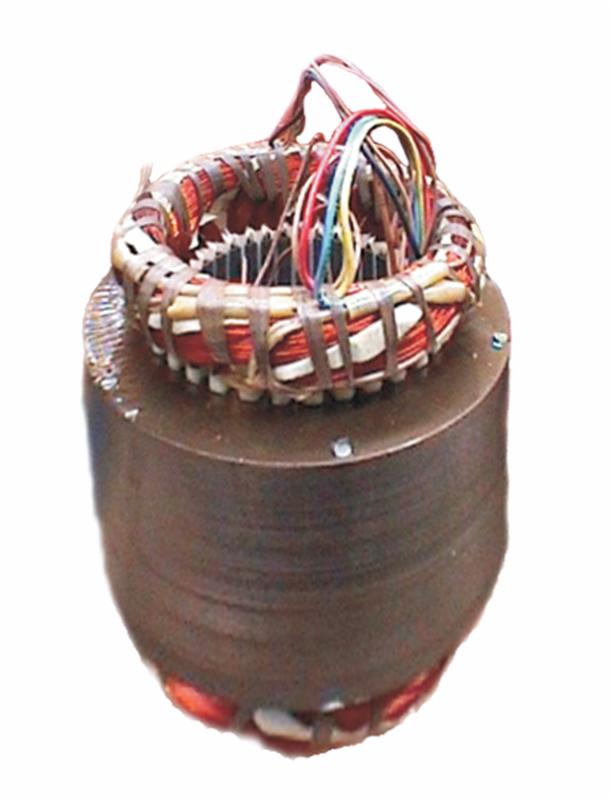 Stojan silnika elektrycznego z widocznymi uzwojeniami miedzianymi i kolorowymi przewodami, wyizolowany na białym tle.