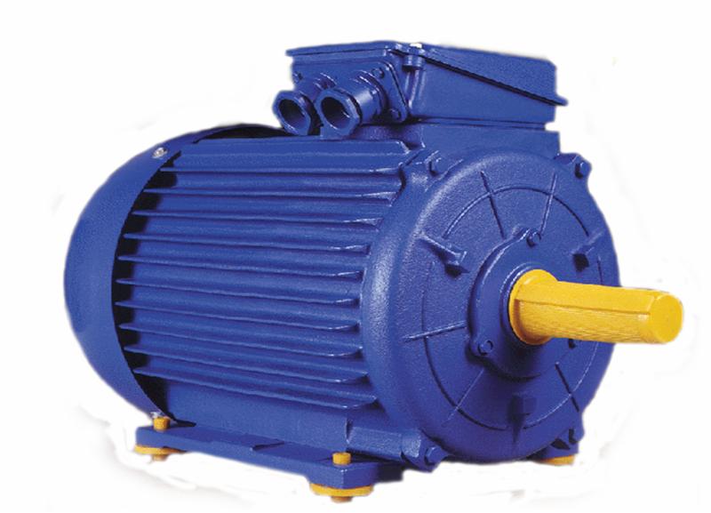 Niebieski silnik elektryczny z żółtym wałem, widoczne żebra chłodzące i żółte podkładki pod stopami, na białym tle.