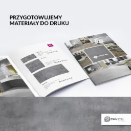 Otwarty katalog z prezentacją płytek ceramicznych Cerrad, leżący obok zamkniętego katalogu. Widoczny napis: 'Przygotowujemy materiały do druku' oraz logo Eska Media.