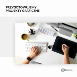 Osoba pracuje nad projektem graficznym przy użyciu tabletu graficznego i klawiatury na białym biurku, obok kubek z kawą, próbnik kolorów, ołówki i mała roślina doniczkowa.