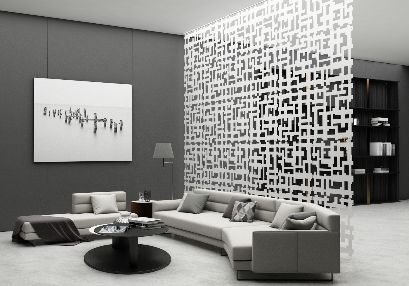 Nowoczesny salon z szarą ścianą, białym narożnikiem, okrągłym stolikiem i dekoracyjnym, ażurowym panelem działowym z geometrycznym wzorem.