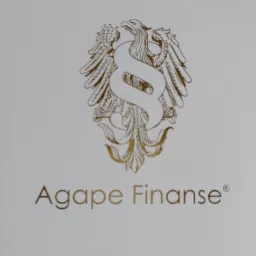 Logo firmy Agape Finanse z symbolem paragrafu wkomponowanym w orła, wykonane w złotej kolorystyce na białym tle.