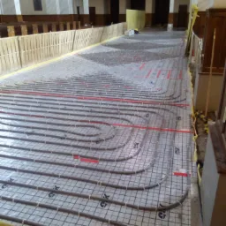 Ogrzewanie podłogowe kościoła - fragment nawy głównej