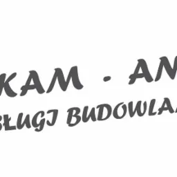 Logo firmy budowlanej KAM - AN, nazwa napisana ciemnoszarą czcionką na białym tle, ukośne ujęcie.