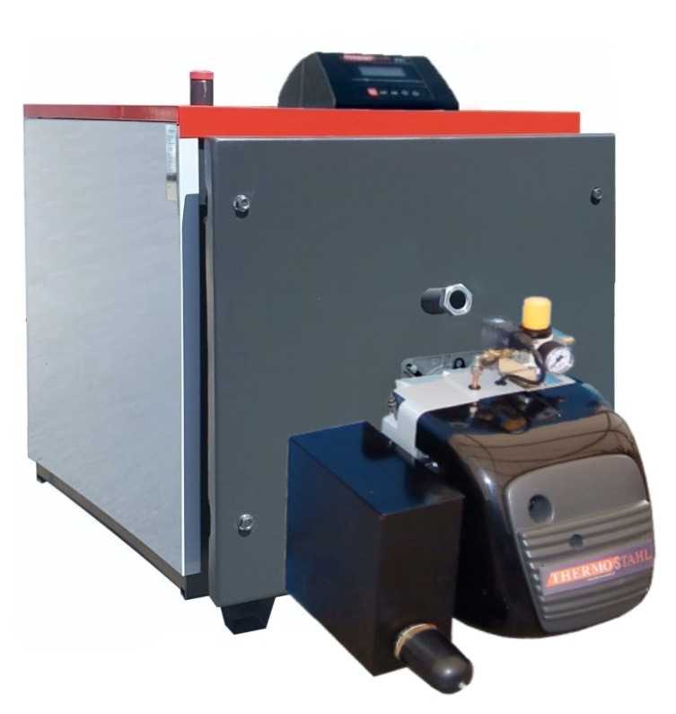 Nowoczesny piec Thermostahl z automatycznym palnikiem w Pruszkowie. Szaro-czerwona obudowa, widoczny panel sterowania i czarna skrzynka sterująca palnikiem.