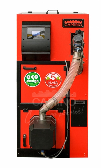 Czerwony piec Camino na paliwo stałe z panelem sterowania, oznaczeniem Eco Design i klasą 5, widoczny przewód odprowadzający spaliny.