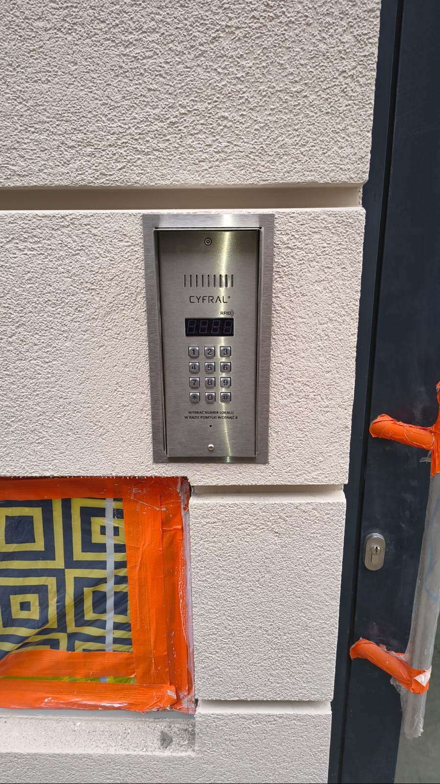 Montaż centralki domofonowej w elewacji zewnętrznej