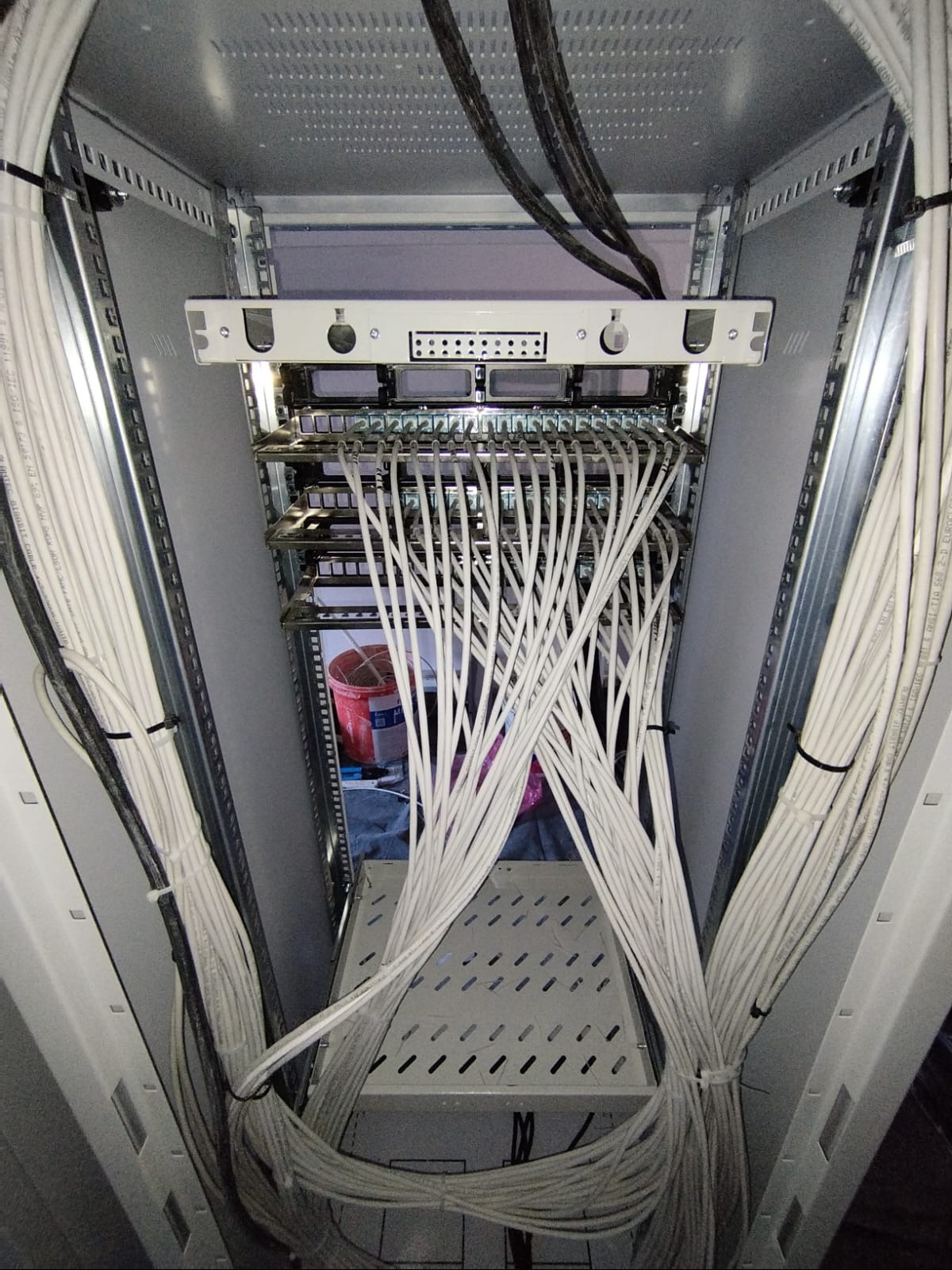 Montaż oprzewodowania sieci LAN w szafie RACK - budynek użyteczności publicznej