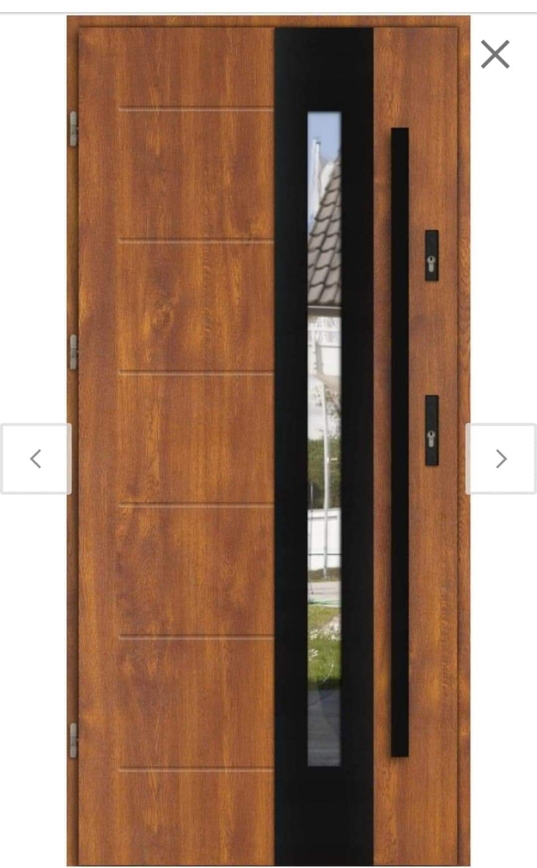 Brązowe drzwi zewnętrzne z wąskim, pionowym przeszkleniem w czarnej ramie i długim, czarnym uchwytem, widoczne zamki.